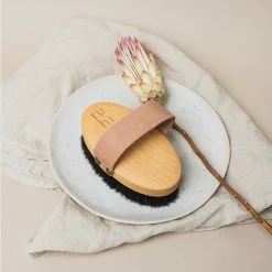 The Ionic Dry Brush Brosse Corps Ionique 14 The Ionic Dry Brush Brosse Corps Ionique -L:A Bruket Soldes 07 2021 Ruhi encart inspiration Ionic BrushTINY