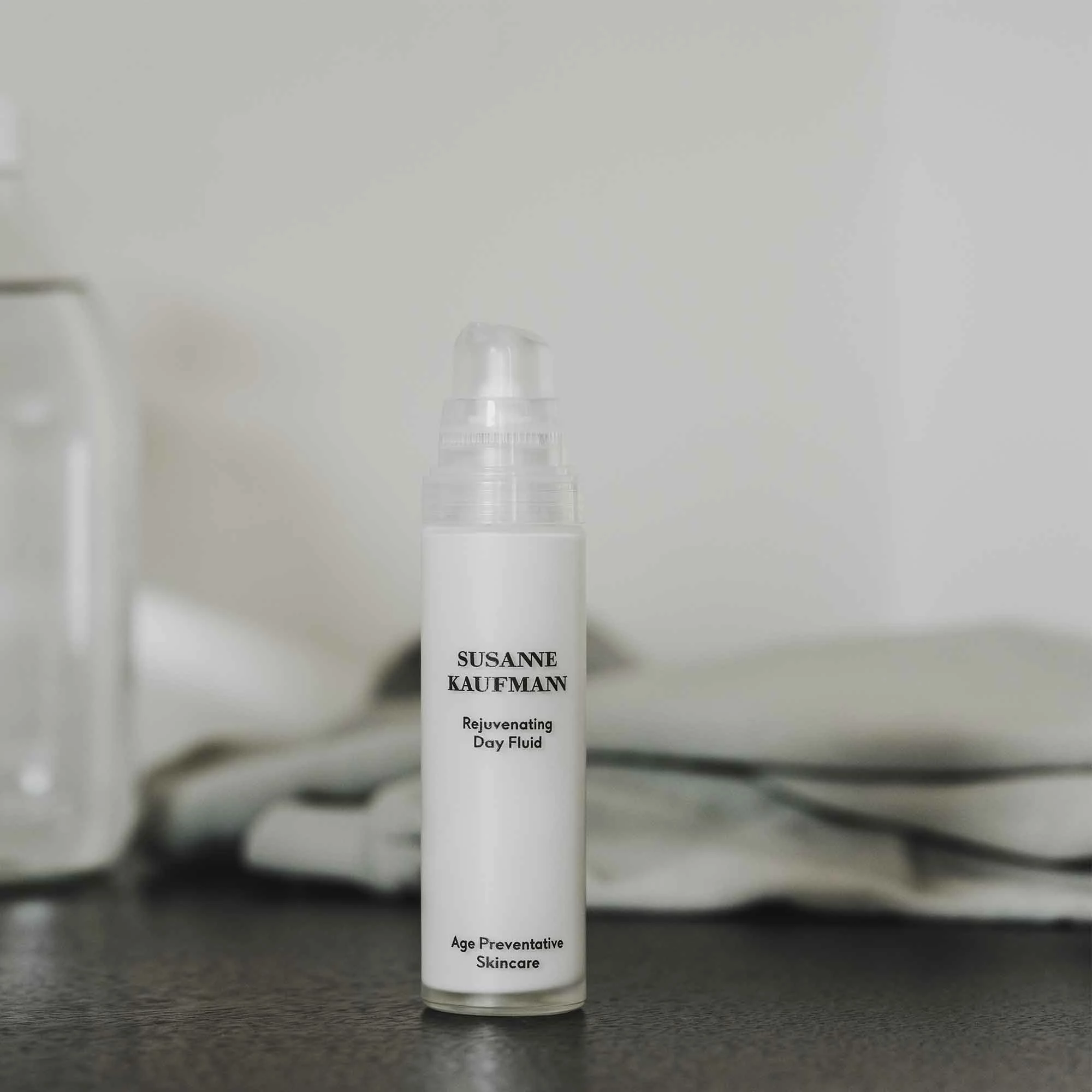 Rejuvenating Day Fluid Fluide De Jour Revitalisant 4 Rejuvenating Day Fluid Fluide De Jour Revitalisant – Image 2